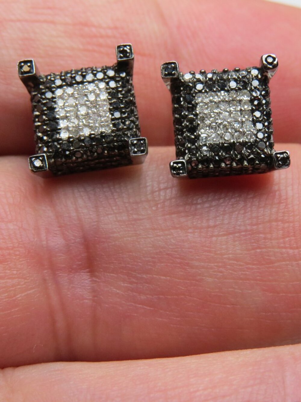 10k Diamond Men's Studs Earring